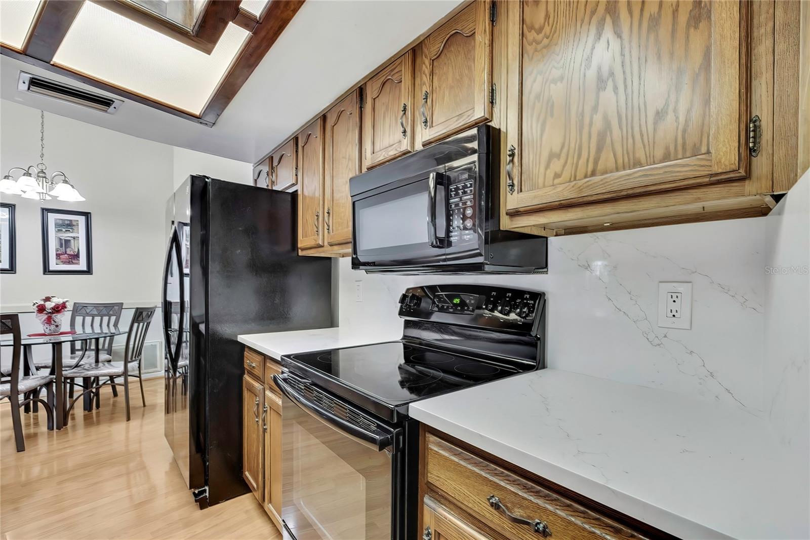 Listing photo id 14 for 6938 Coronet Drive