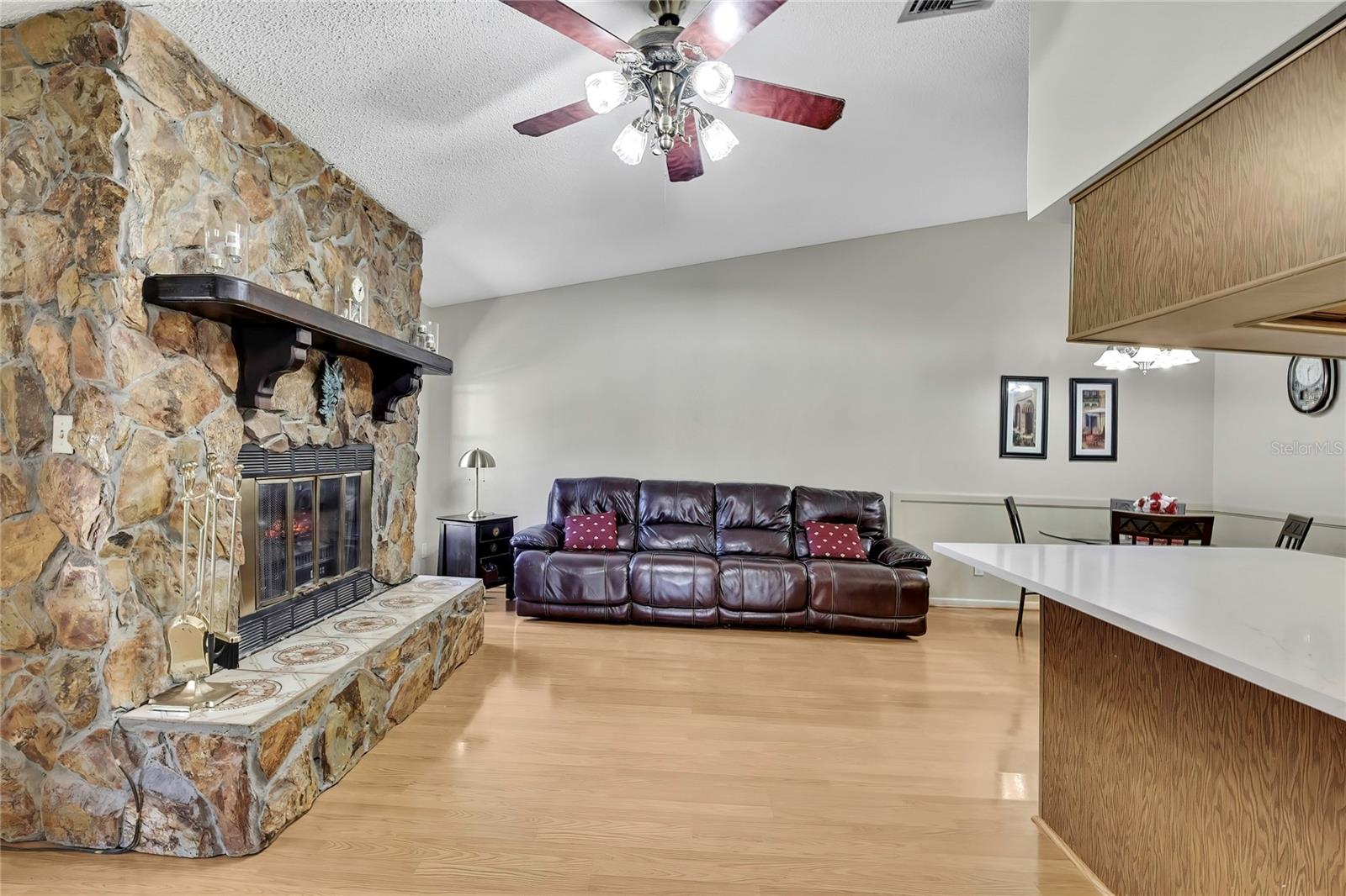 Listing photo id 15 for 6938 Coronet Drive