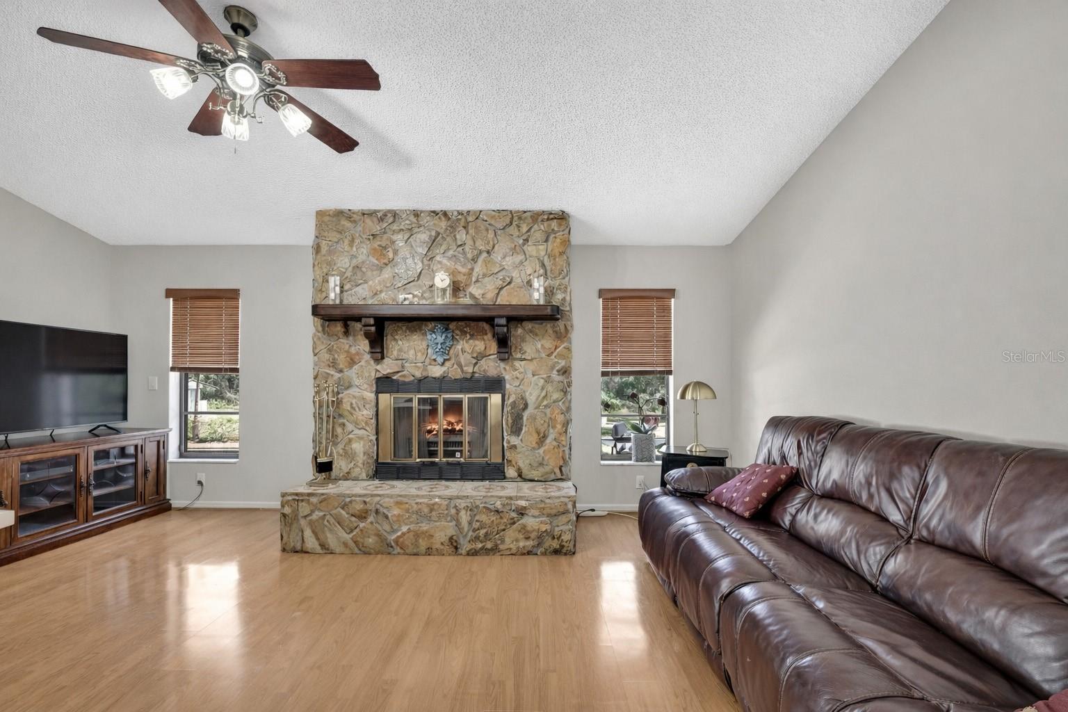 Listing photo id 16 for 6938 Coronet Drive