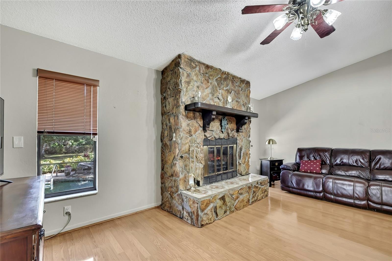 Listing photo id 17 for 6938 Coronet Drive
