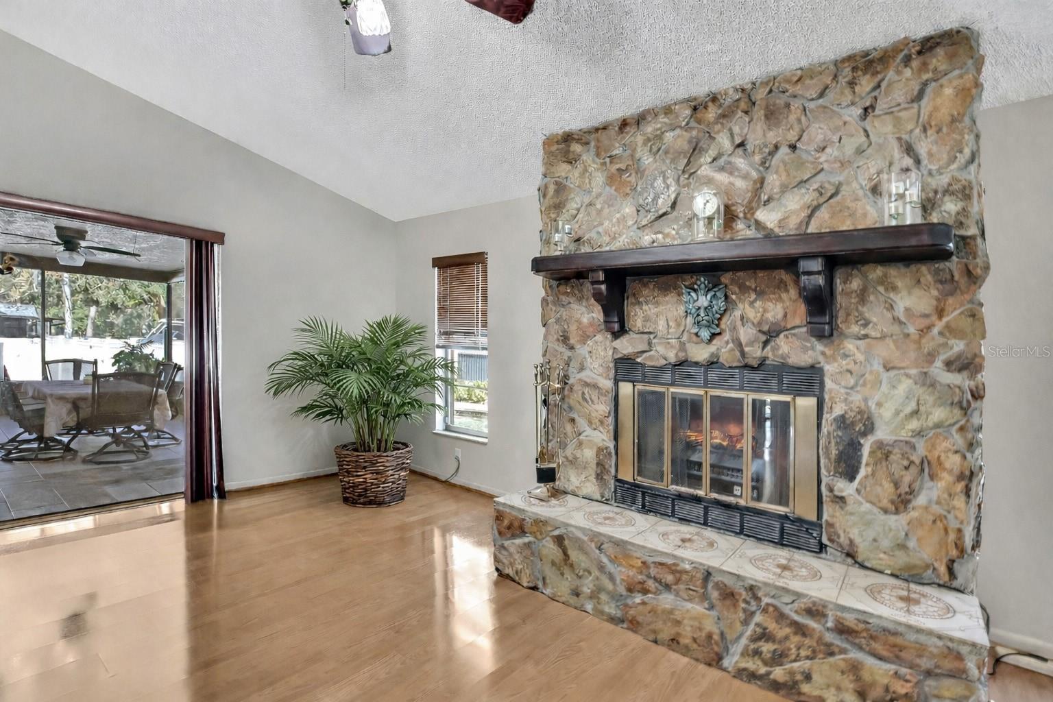 Listing photo id 18 for 6938 Coronet Drive