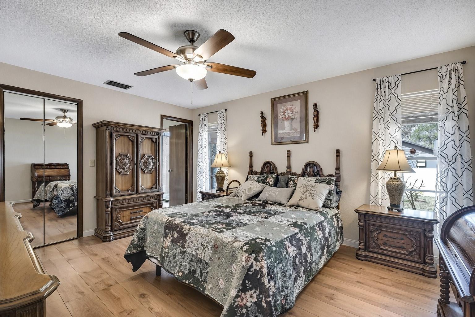 Listing photo id 19 for 6938 Coronet Drive