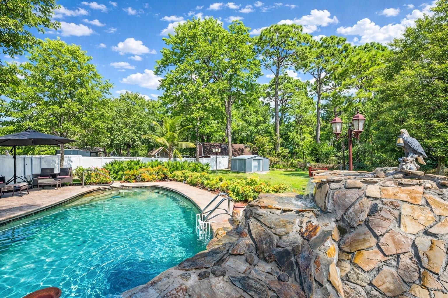 Listing photo id 32 for 6938 Coronet Drive