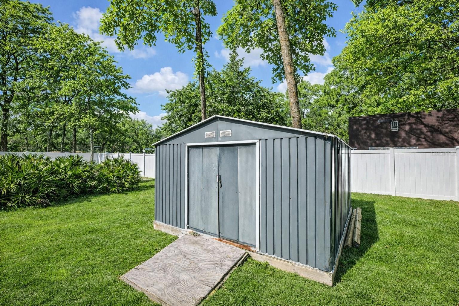 Listing photo id 39 for 6938 Coronet Drive