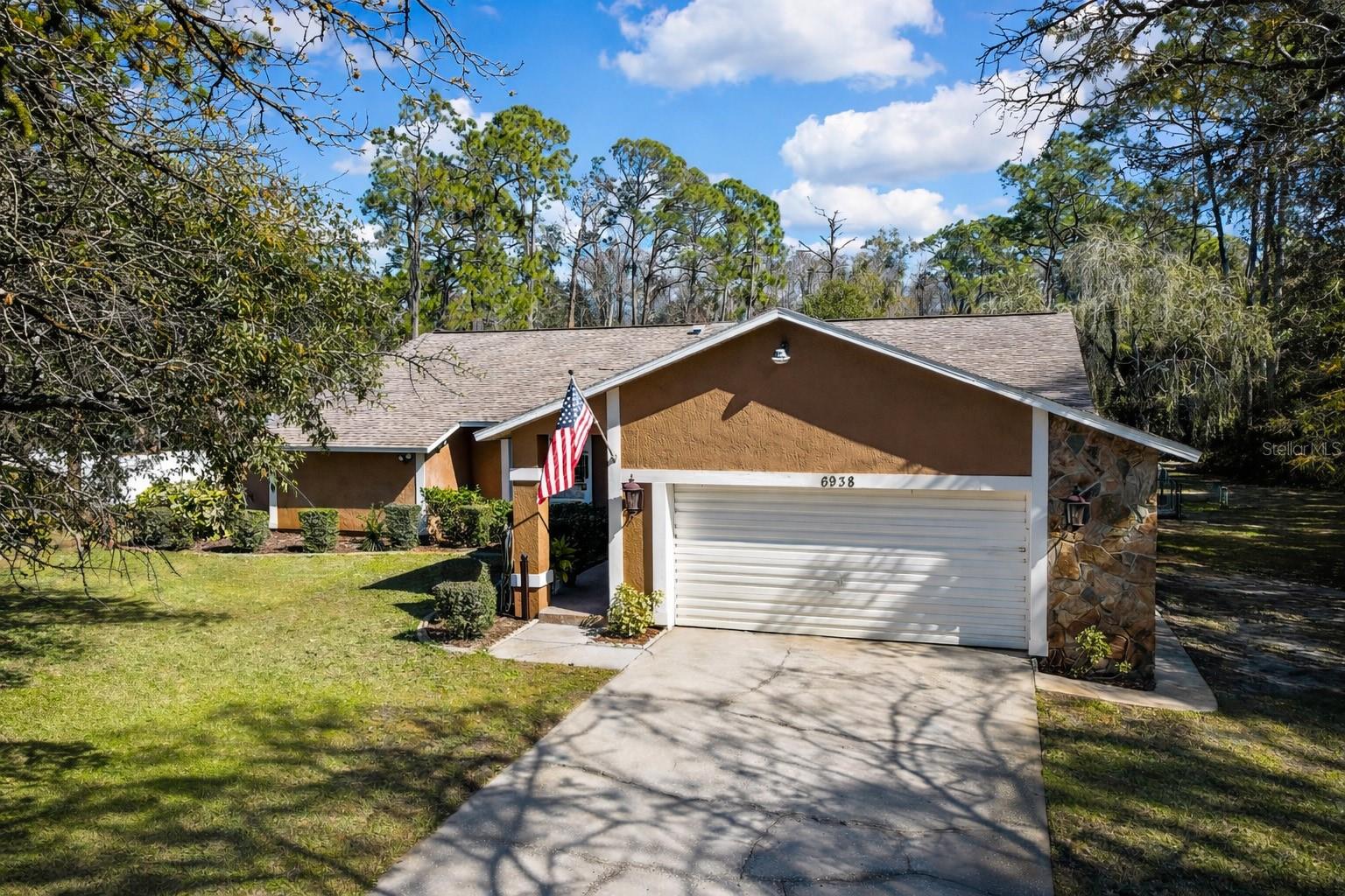 Listing photo id 3 for 6938 Coronet Drive