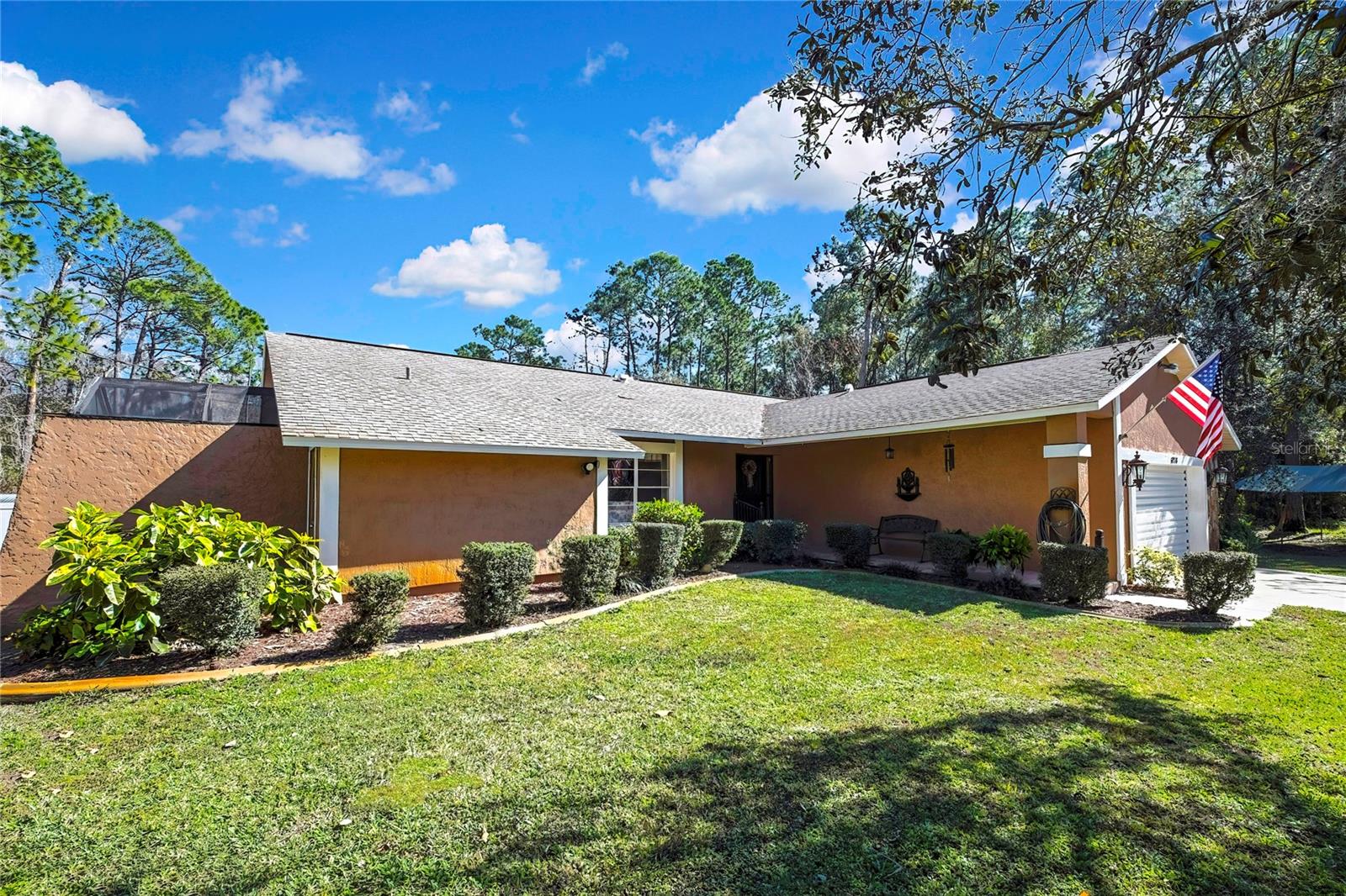 Listing photo id 4 for 6938 Coronet Drive