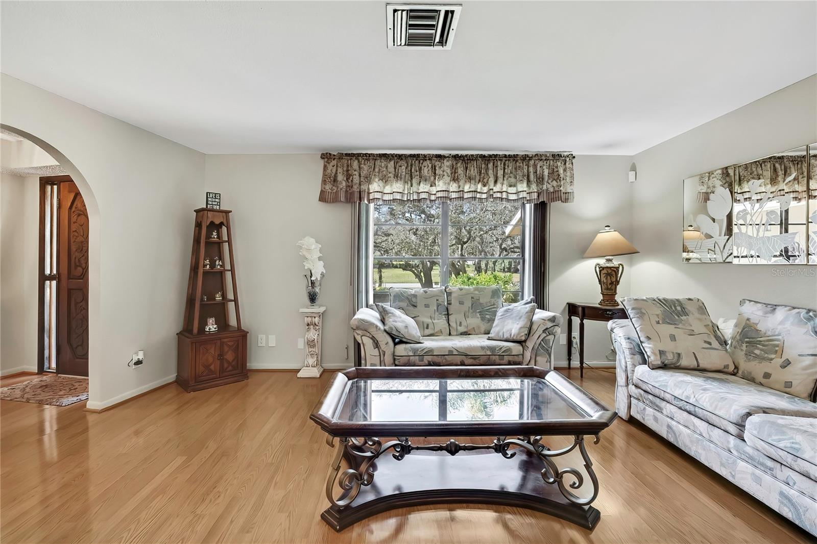 Listing photo id 5 for 6938 Coronet Drive