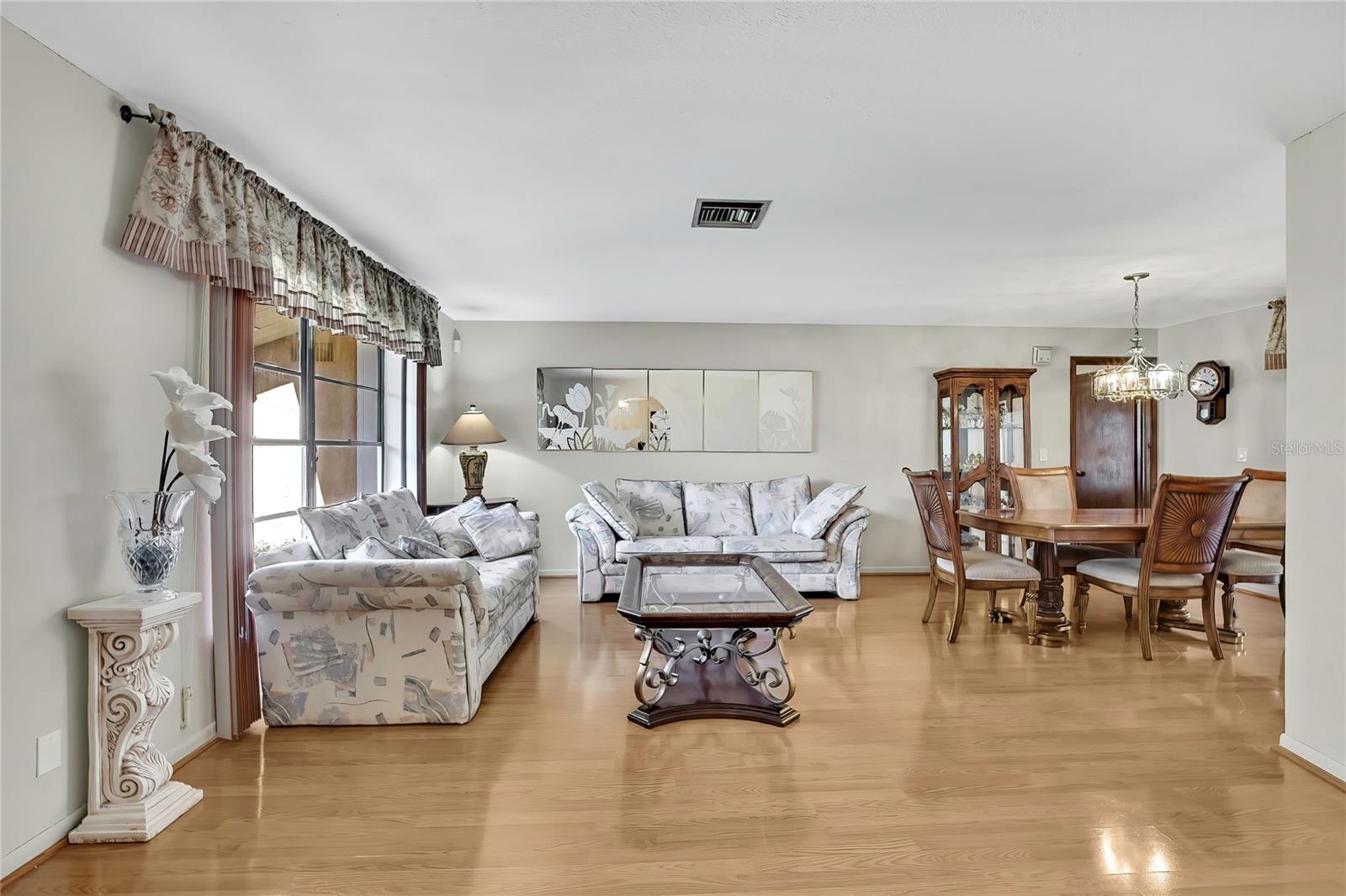 Listing photo id 7 for 6938 Coronet Drive