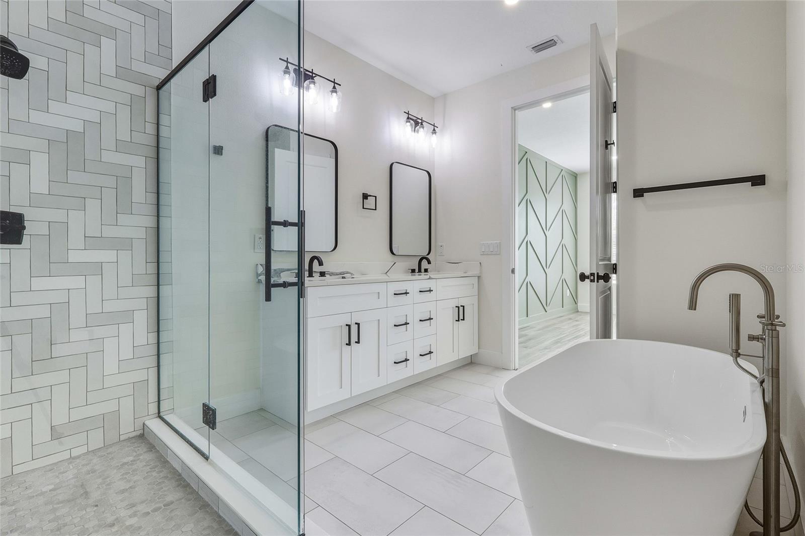 Image 17 of 26 For 120 Gladys Street 5