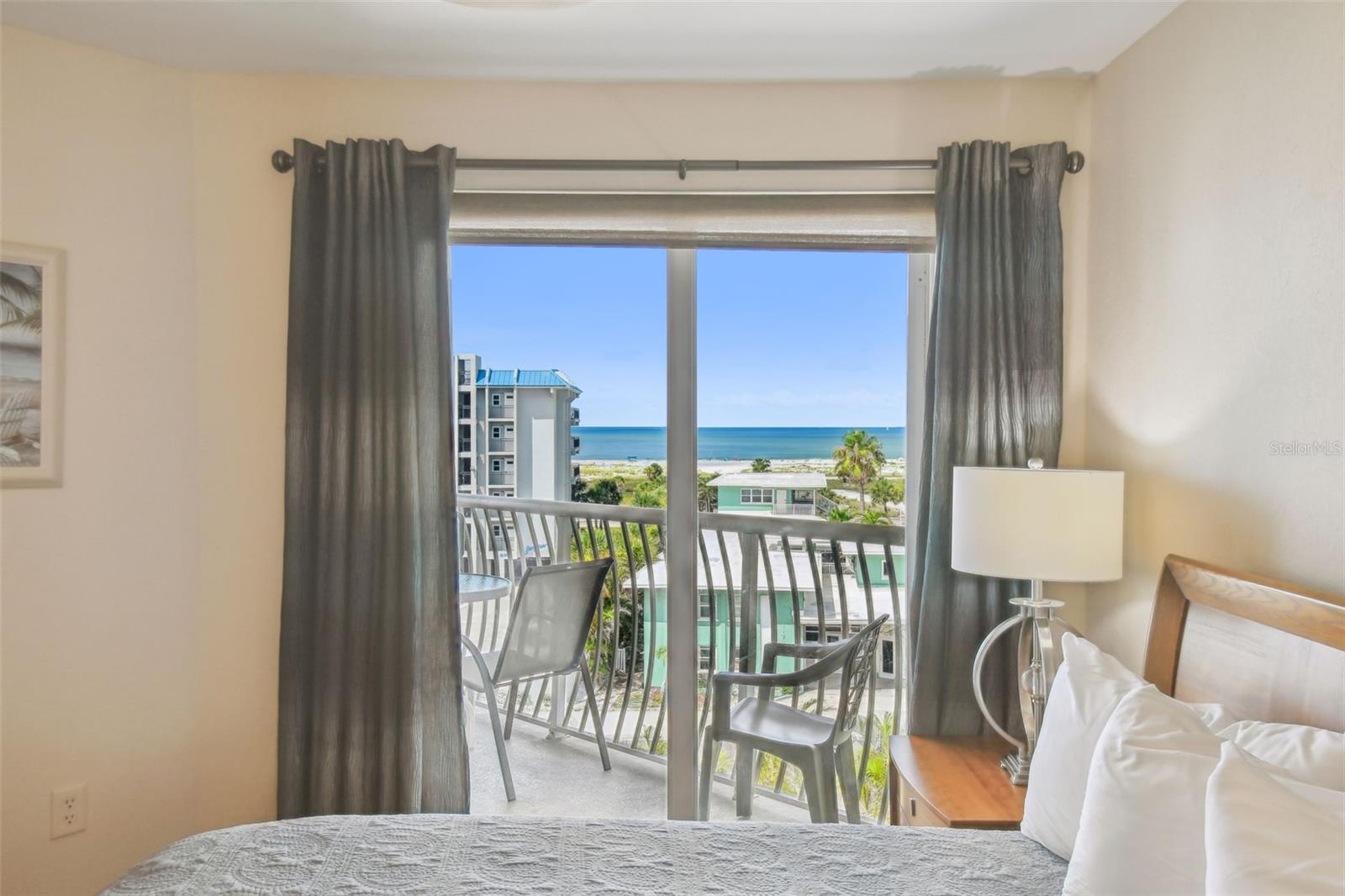 Listing photo id 25 for 11605 Gulf Boulevard 506