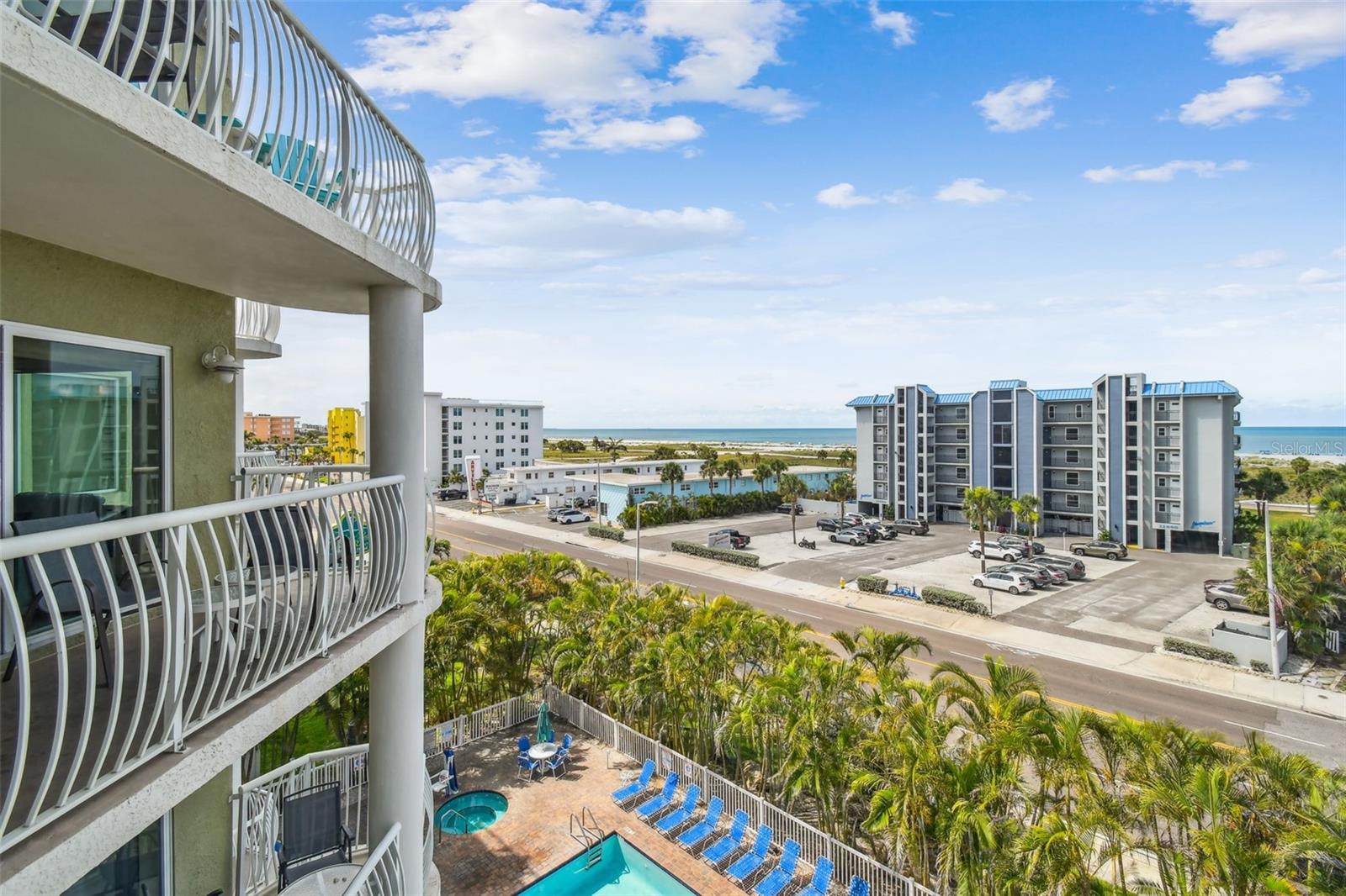 Listing photo id 7 for 11605 Gulf Boulevard 506