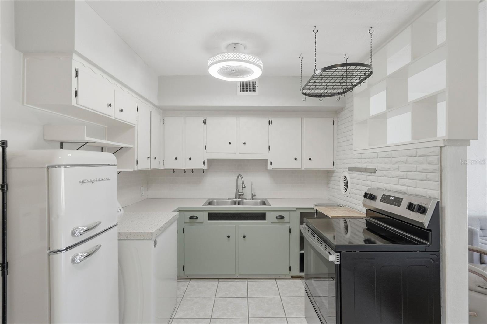 Image 6 of 27 For 5664 40th Terrace N 430