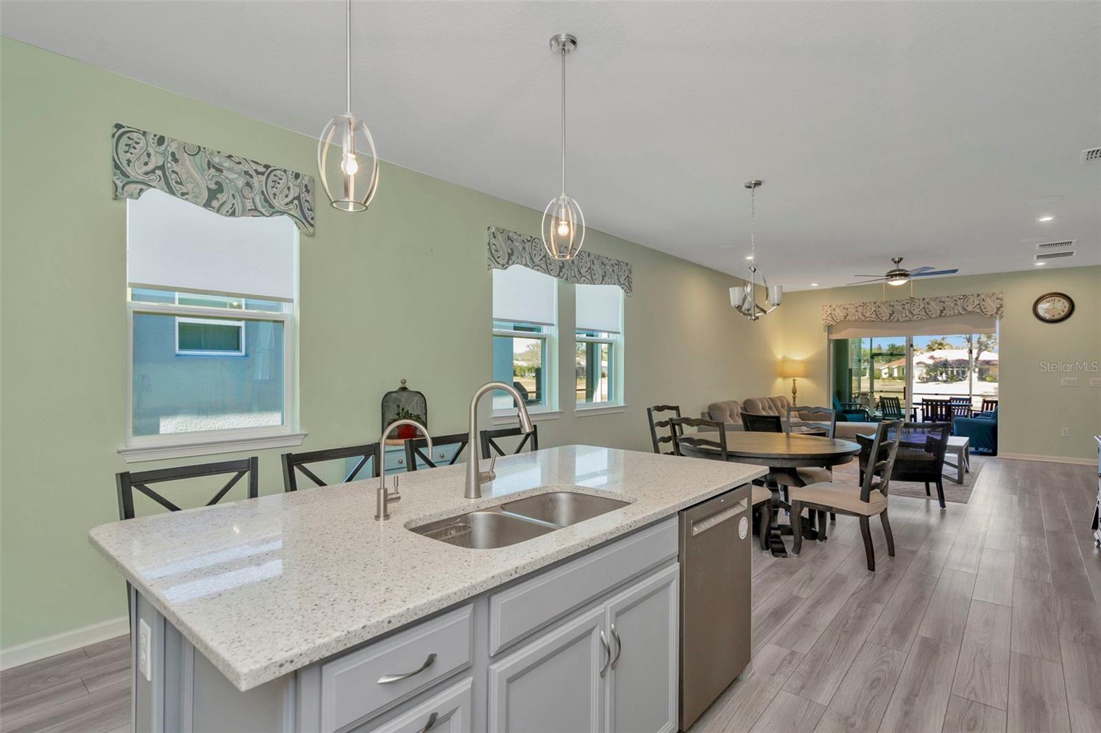 Listing photo id 9 for 3764 Maxwell Park Drive