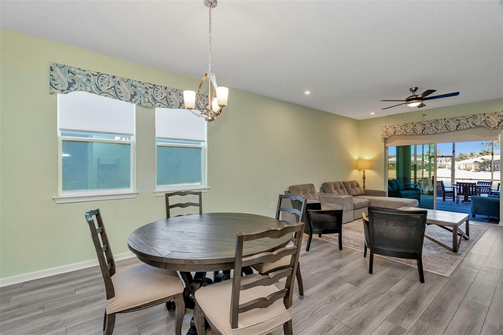 Listing photo id 10 for 3764 Maxwell Park Drive