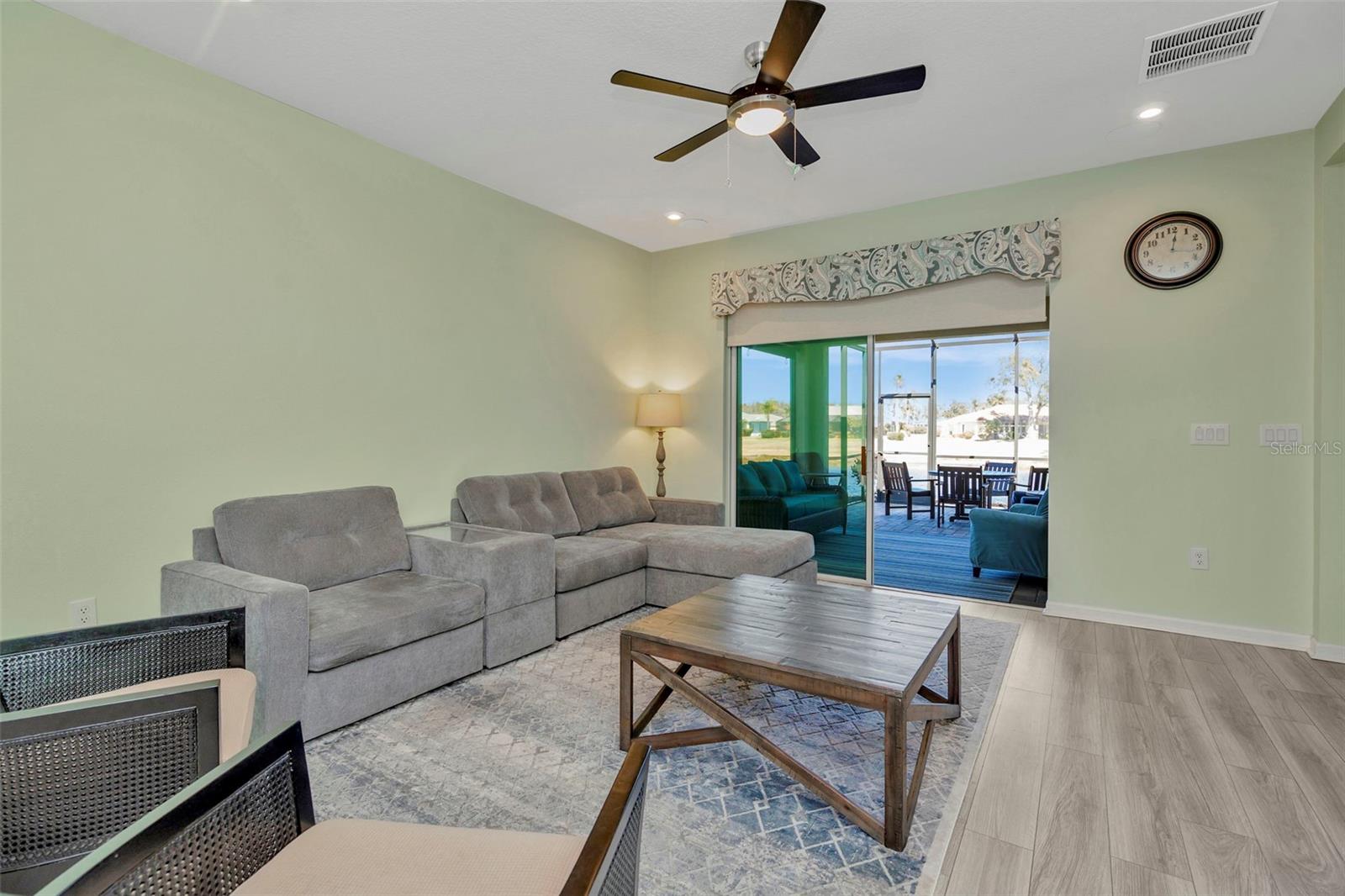 Listing photo id 12 for 3764 Maxwell Park Drive