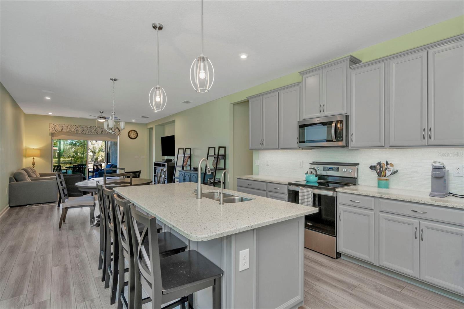 Listing photo id 7 for 3764 Maxwell Park Drive