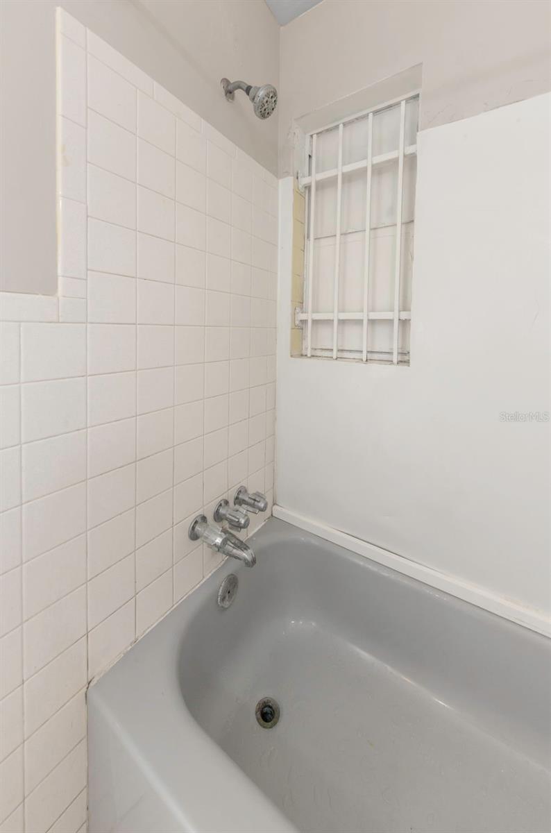 Image 18 of 30 For 2423 Auburn Street S