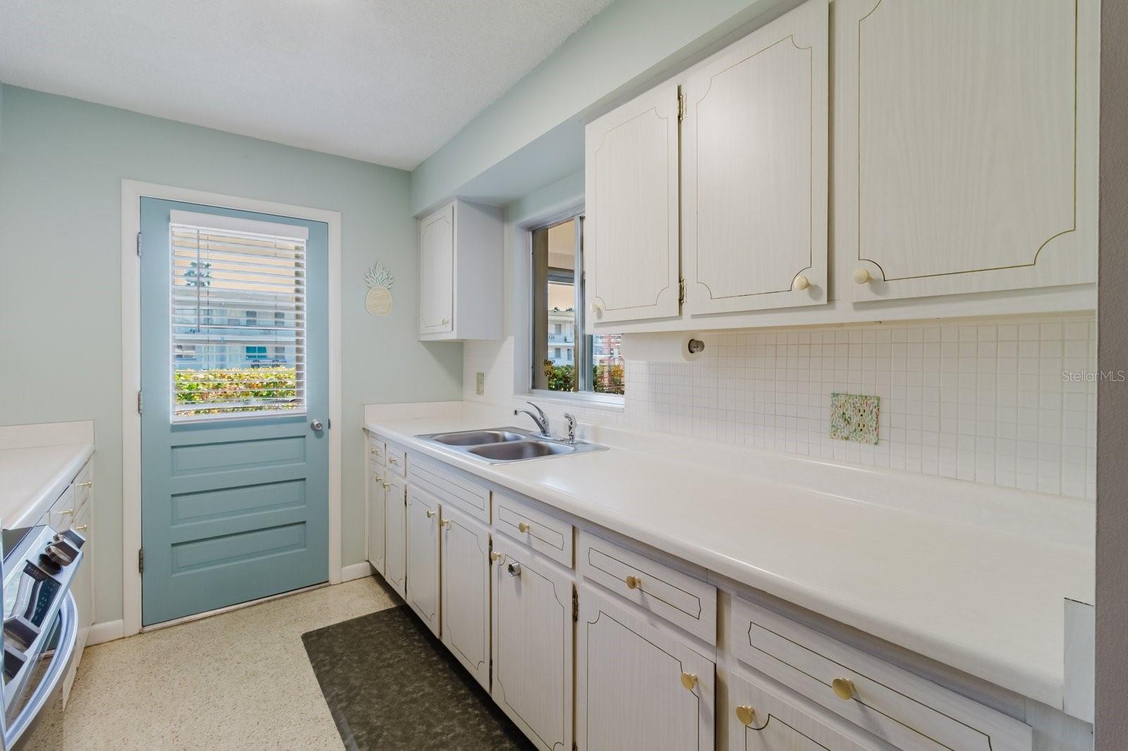 Image 14 of 28 For 2348 Shelley Street 5