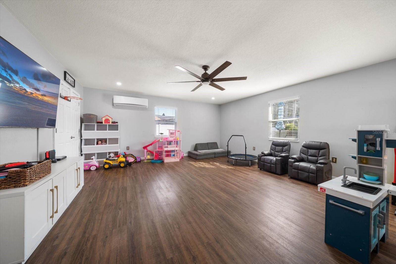 Image 18 of 53 For 8227 Denise Drive E