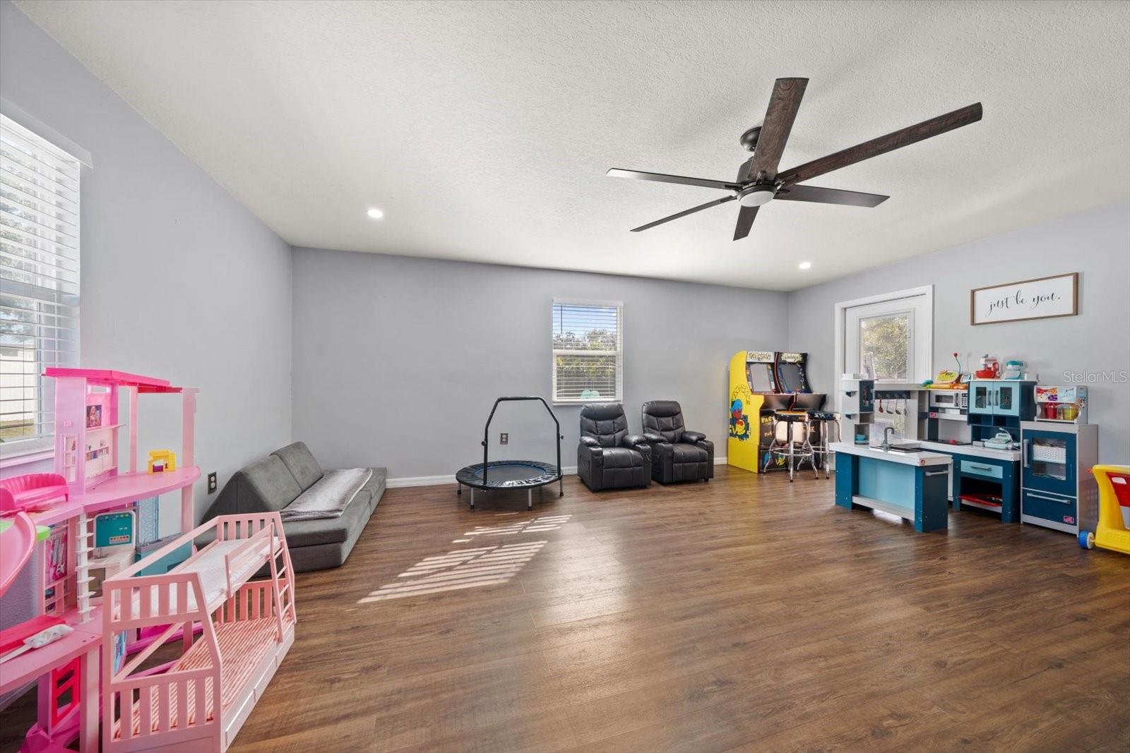 Image 19 of 53 For 8227 Denise Drive E