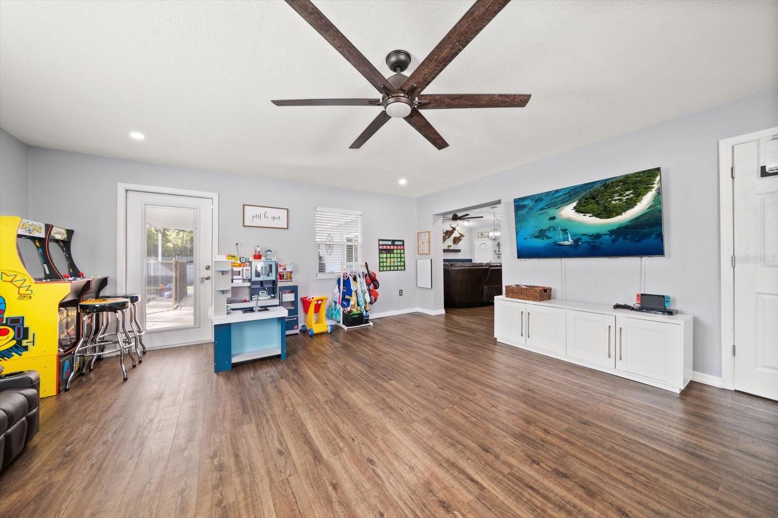 Image 20 of 53 For 8227 Denise Drive E