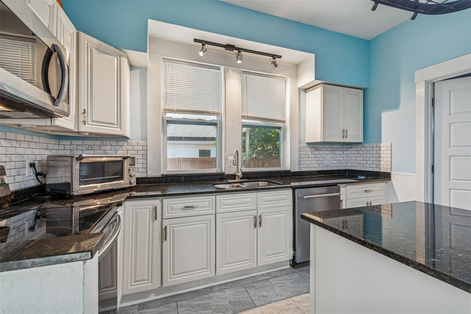 Image 4 of 65 For 1512 26th Avenue E