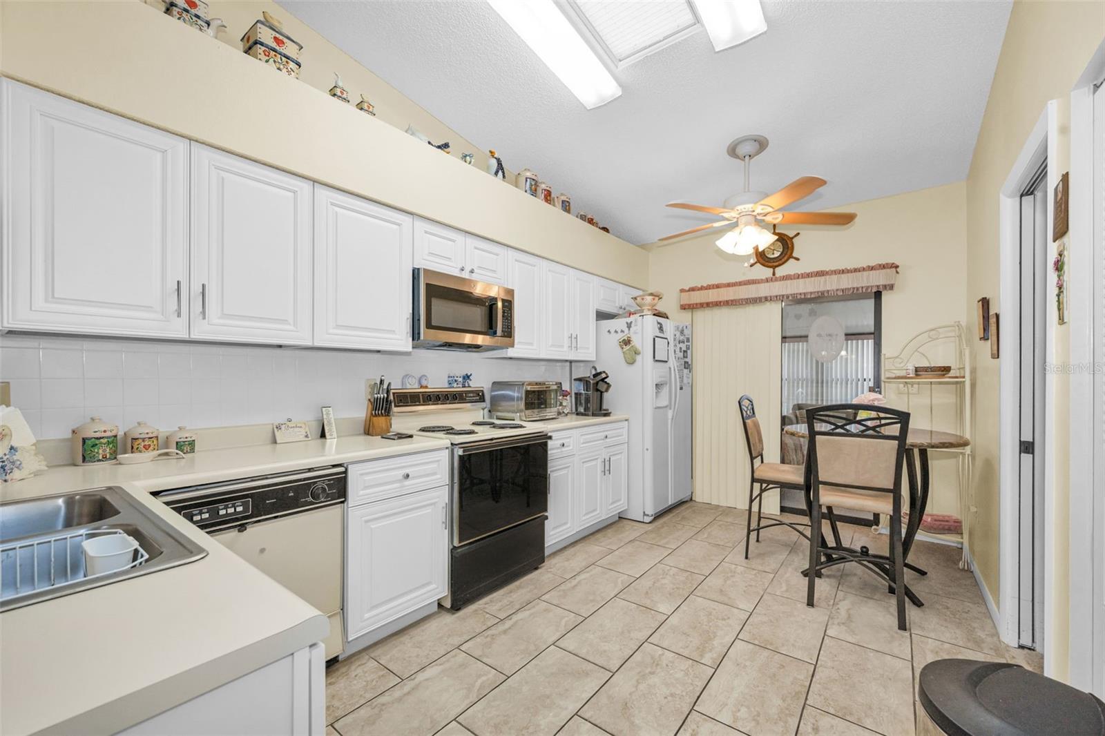 Image 16 of 52 For 8202 Leafy Court