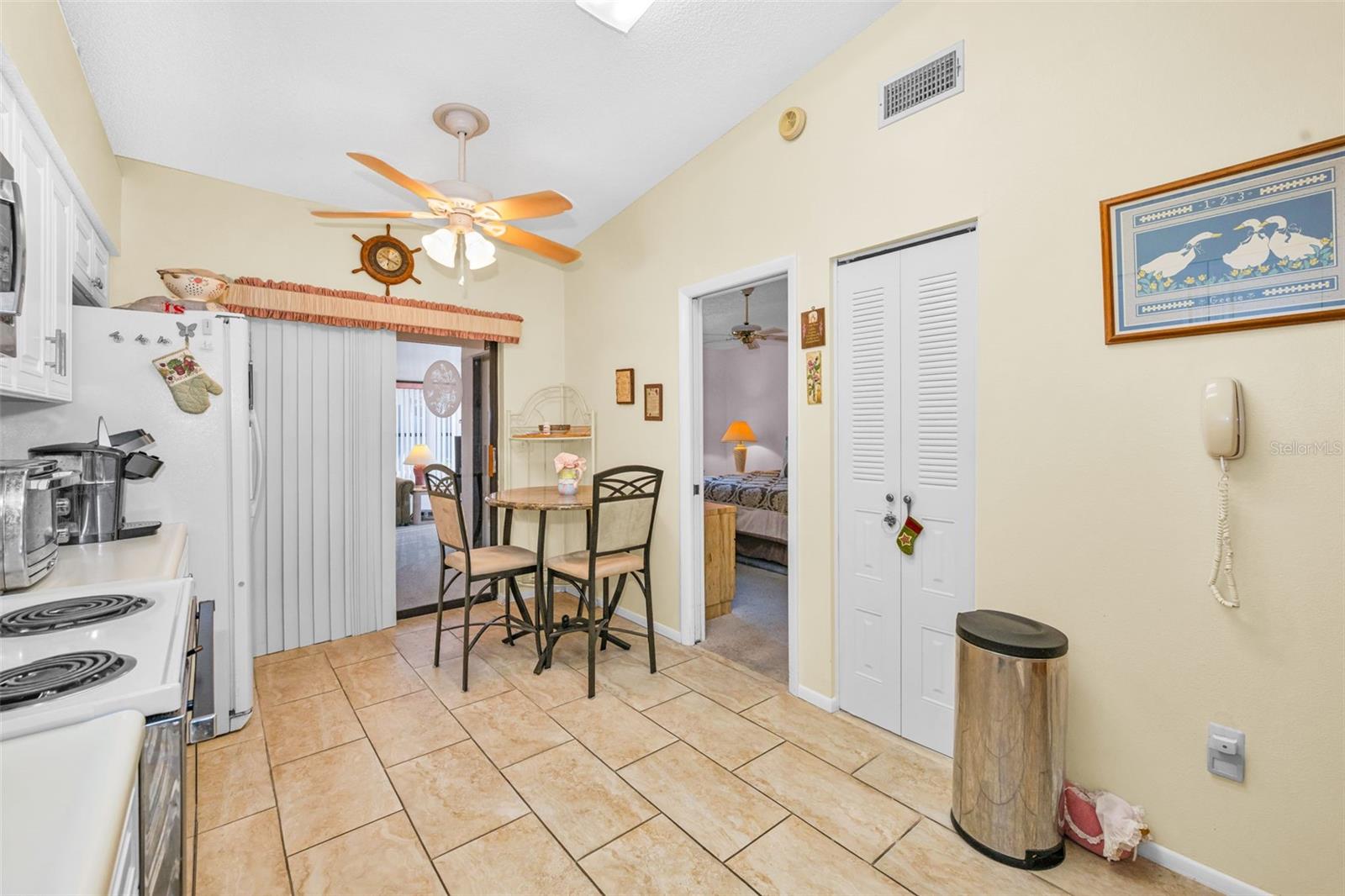 Image 17 of 52 For 8202 Leafy Court