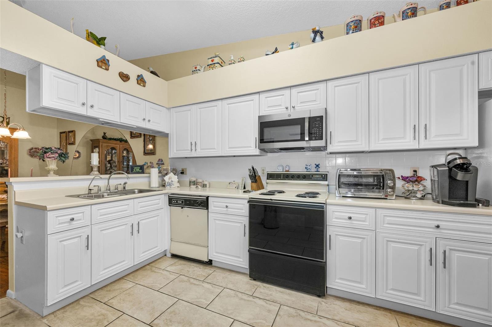 Image 18 of 52 For 8202 Leafy Court