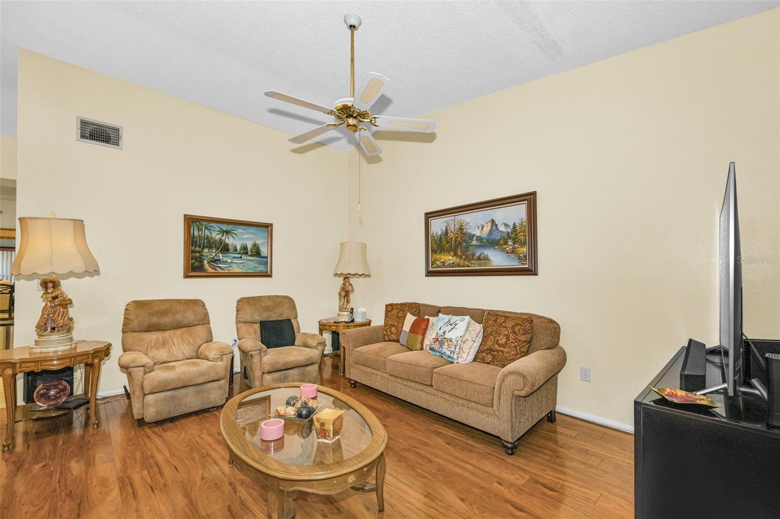 Image 9 of 52 For 8202 Leafy Court