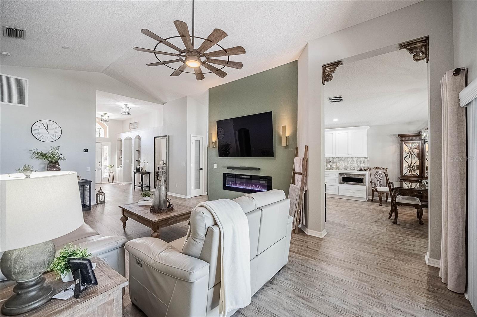 Listing photo id 9 for 2524 Siena Way