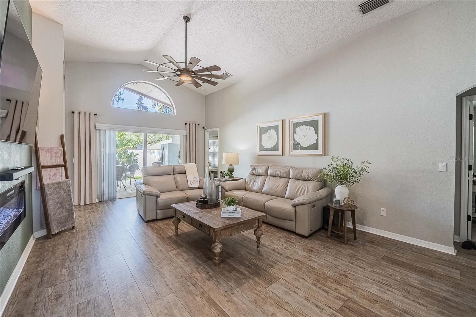 Listing photo id 6 for 2524 Siena Way