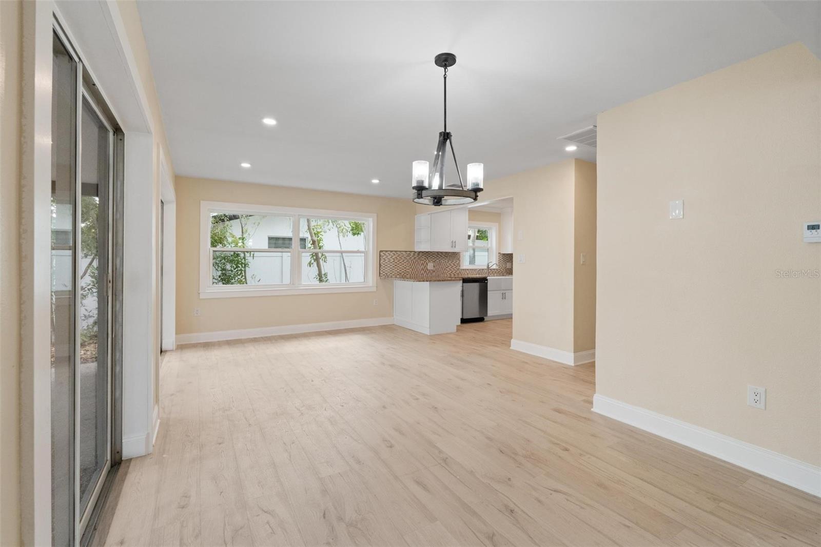 Listing photo id 8 for 1331 Viewtop Drive