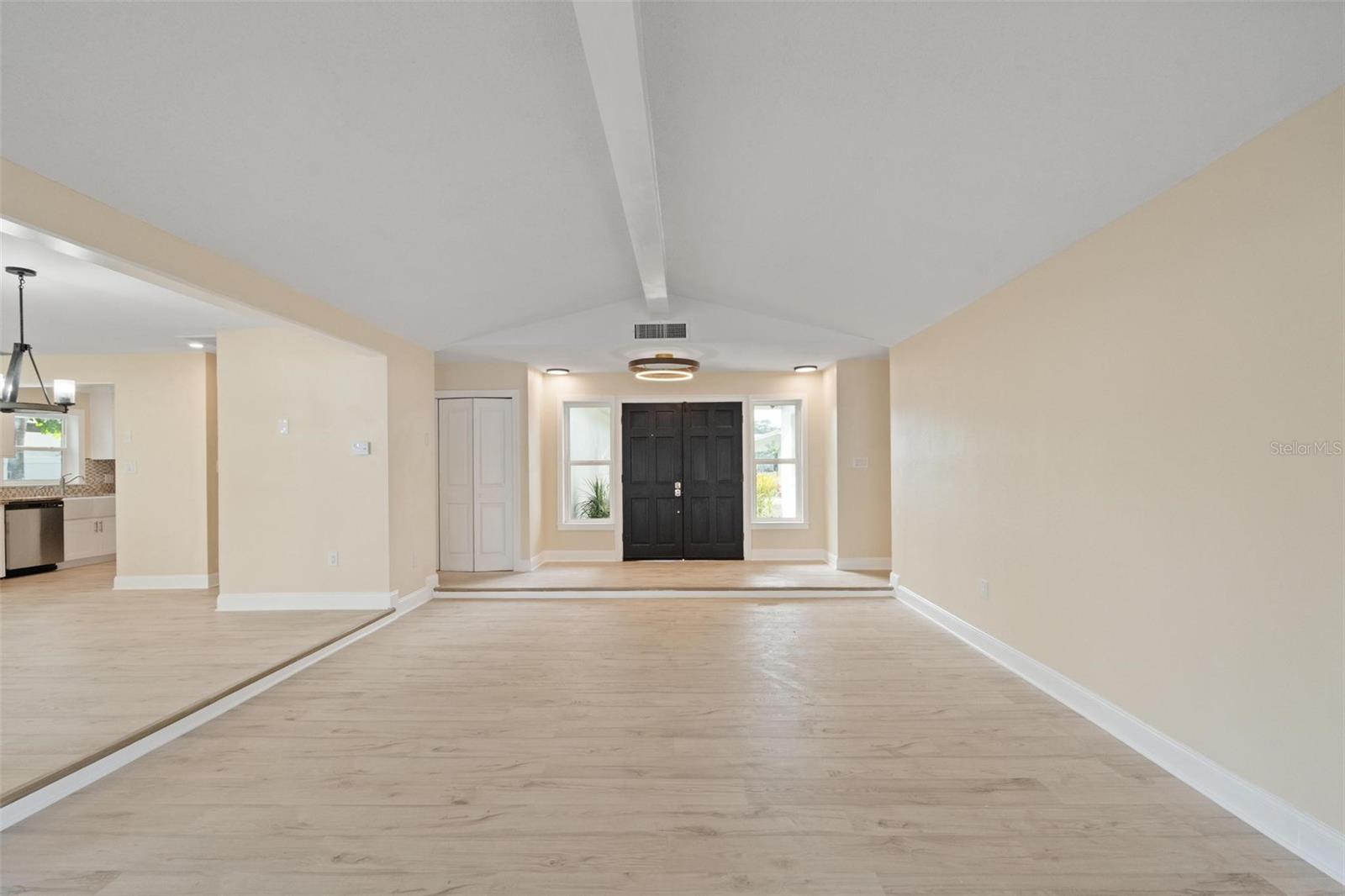 Listing photo id 10 for 1331 Viewtop Drive