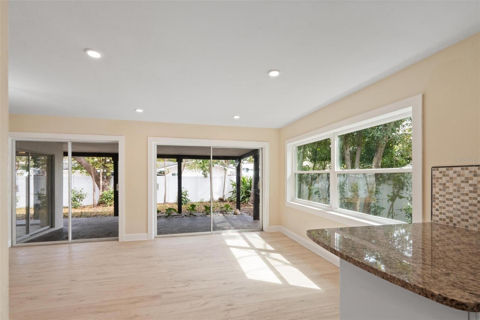 Listing photo id 11 for 1331 Viewtop Drive