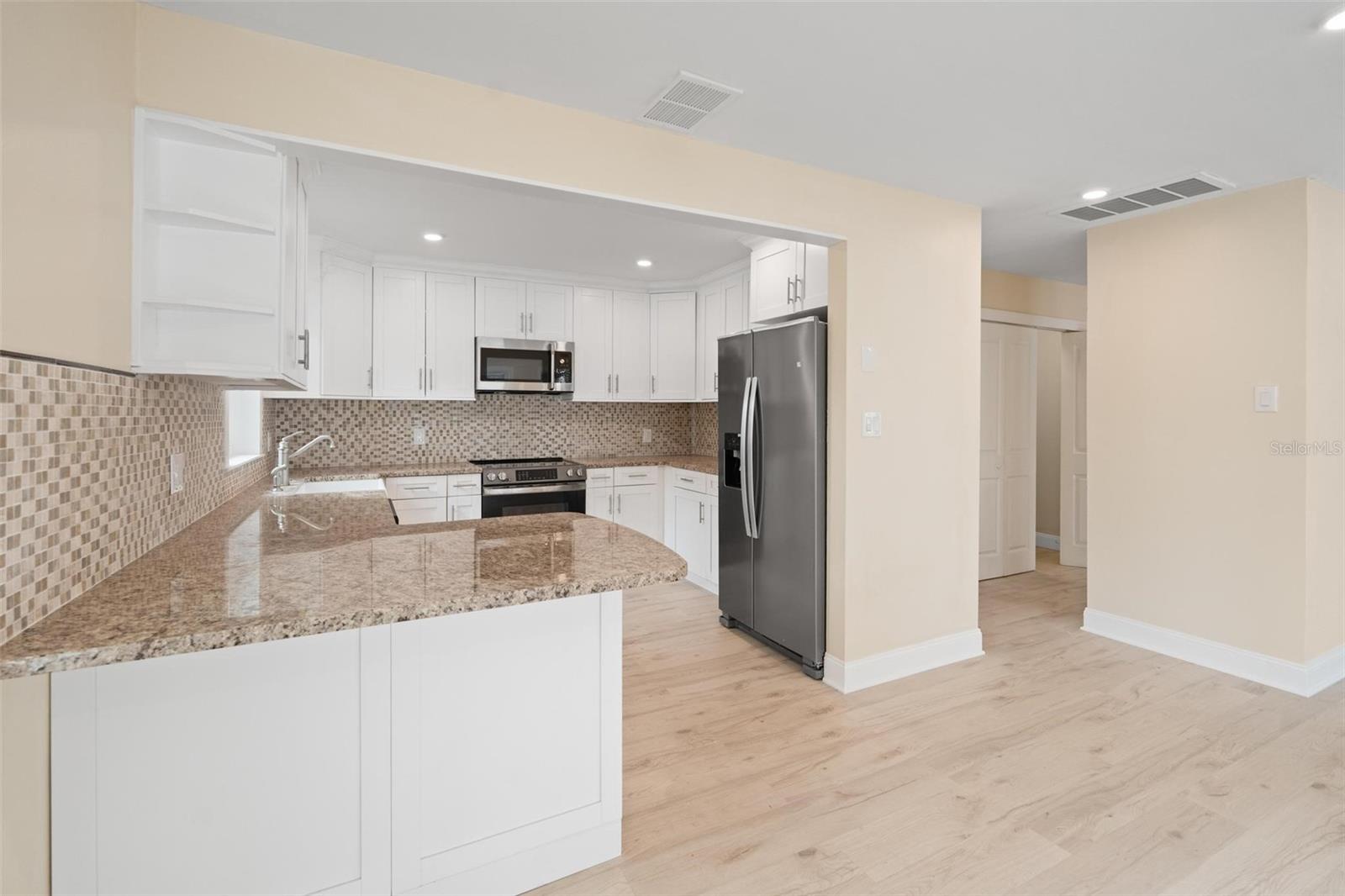 Listing photo id 12 for 1331 Viewtop Drive