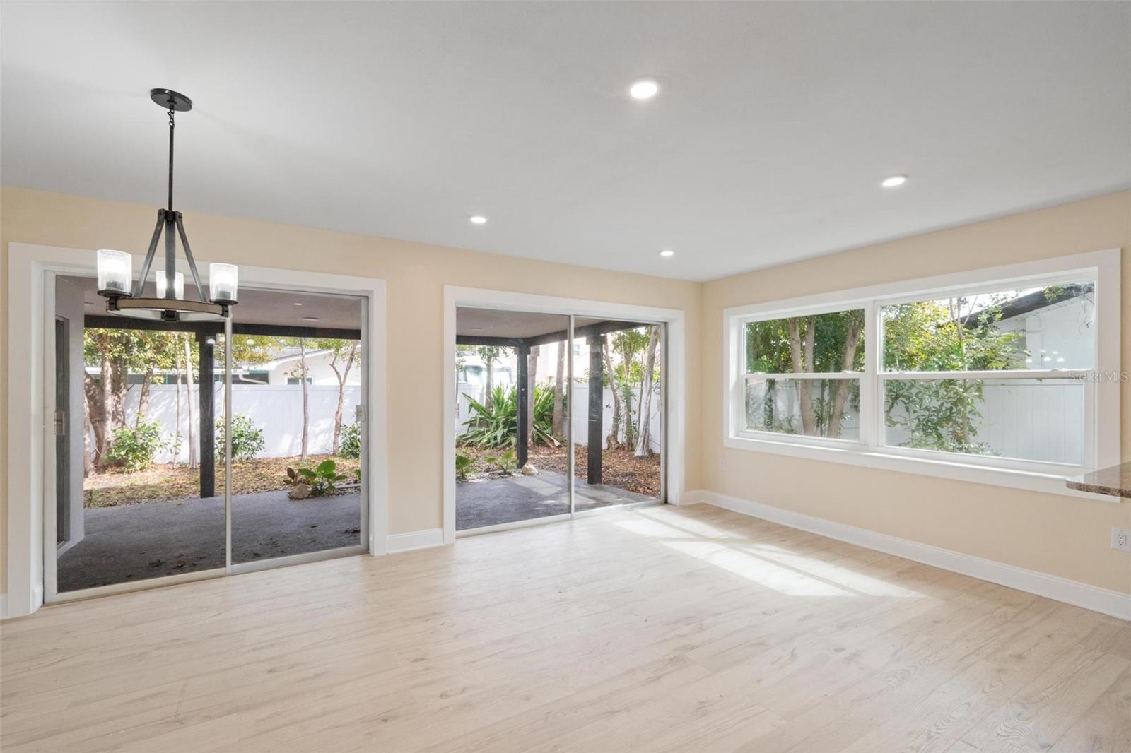 Listing photo id 17 for 1331 Viewtop Drive