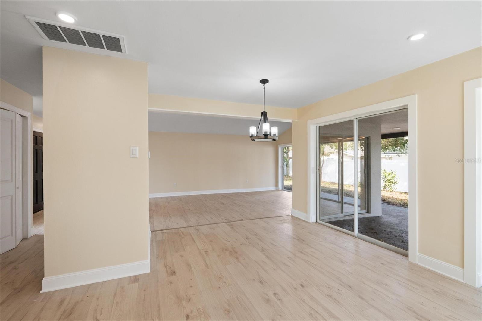 Listing photo id 21 for 1331 Viewtop Drive