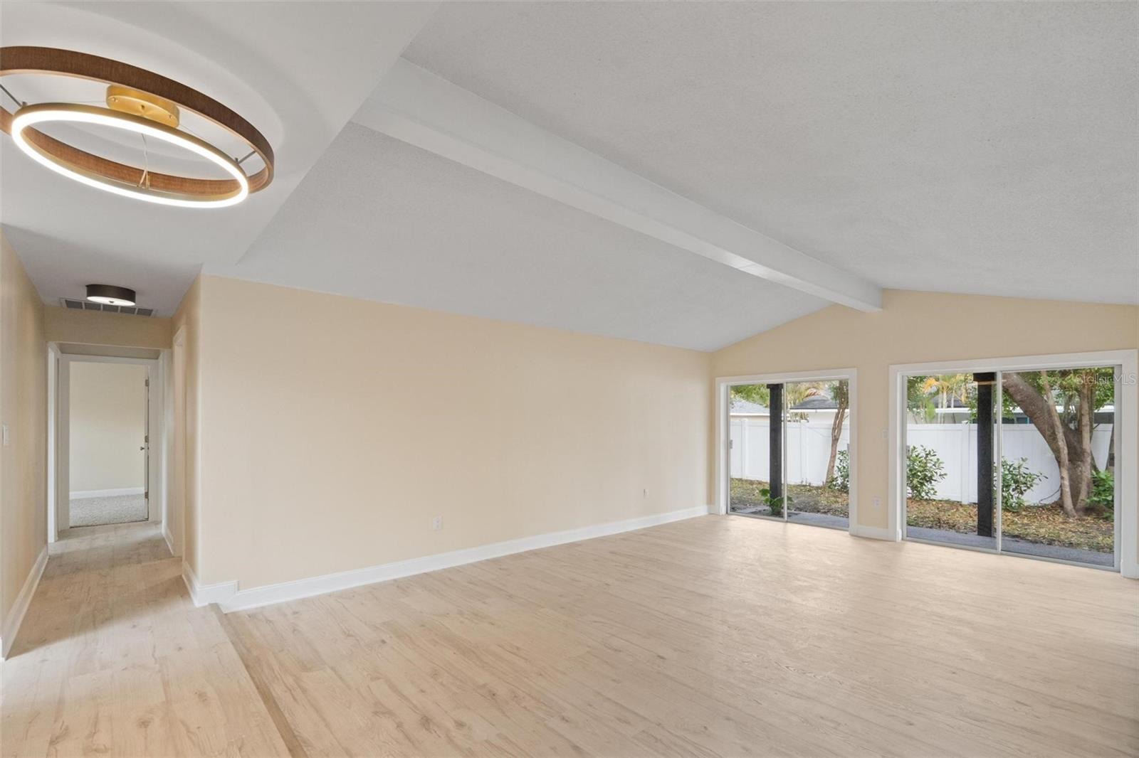 Listing photo id 22 for 1331 Viewtop Drive