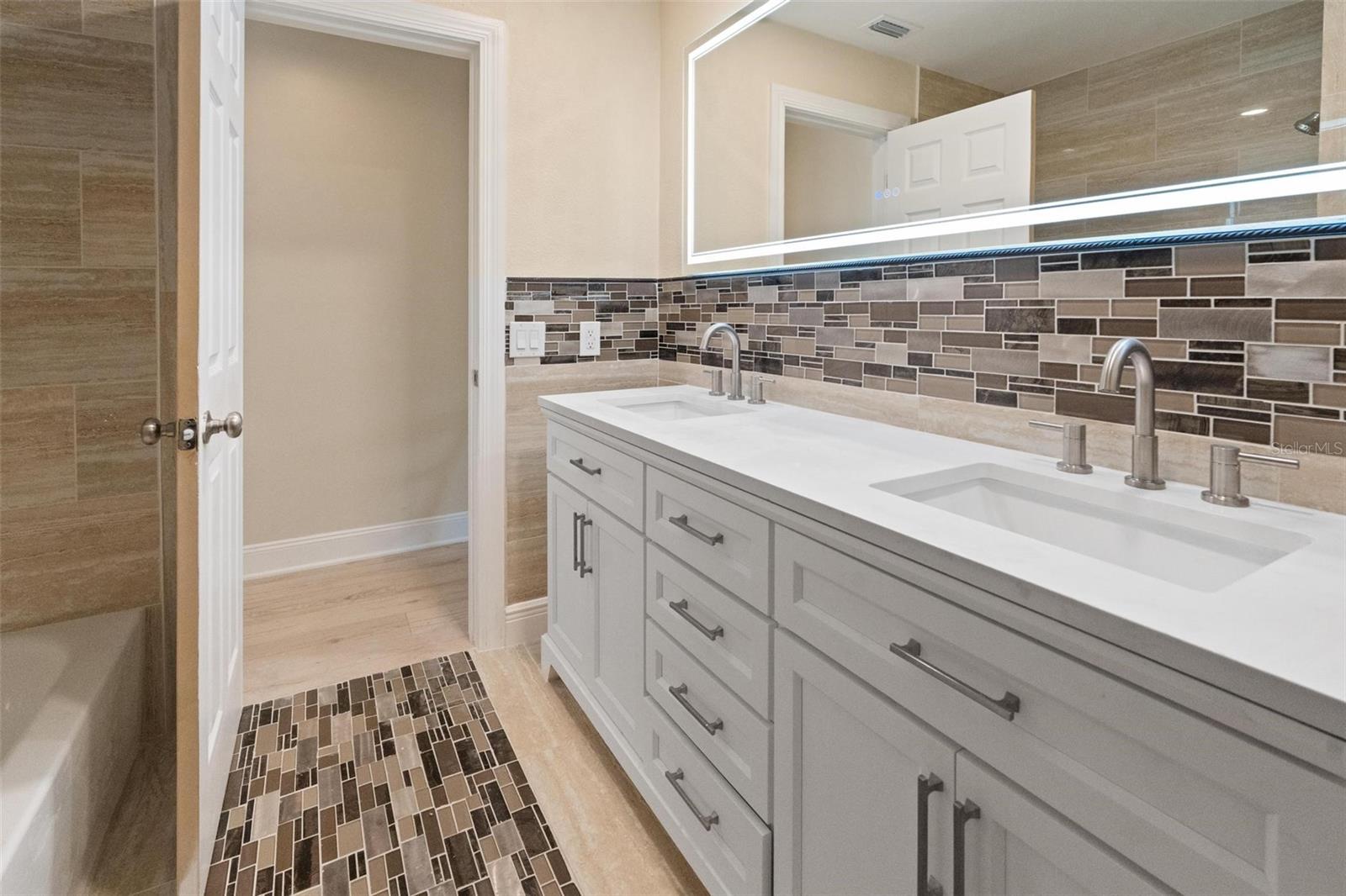 Listing photo id 27 for 1331 Viewtop Drive