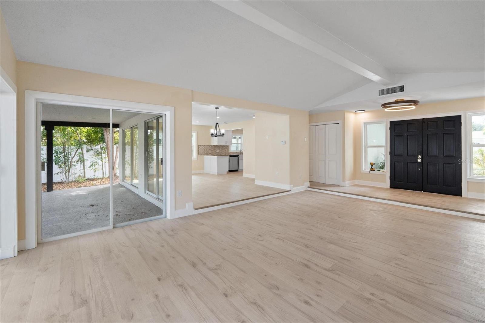 Listing photo id 2 for 1331 Viewtop Drive