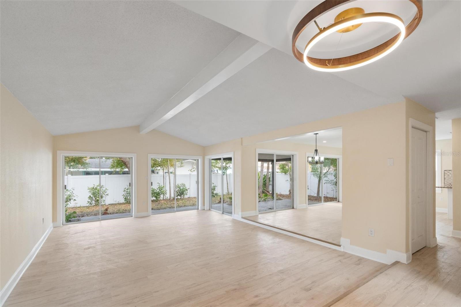 Listing photo id 4 for 1331 Viewtop Drive