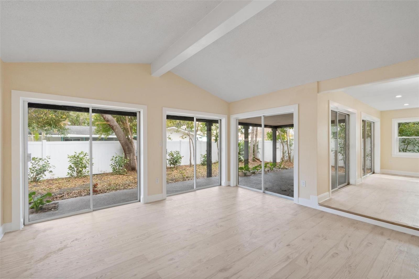 Listing photo id 5 for 1331 Viewtop Drive