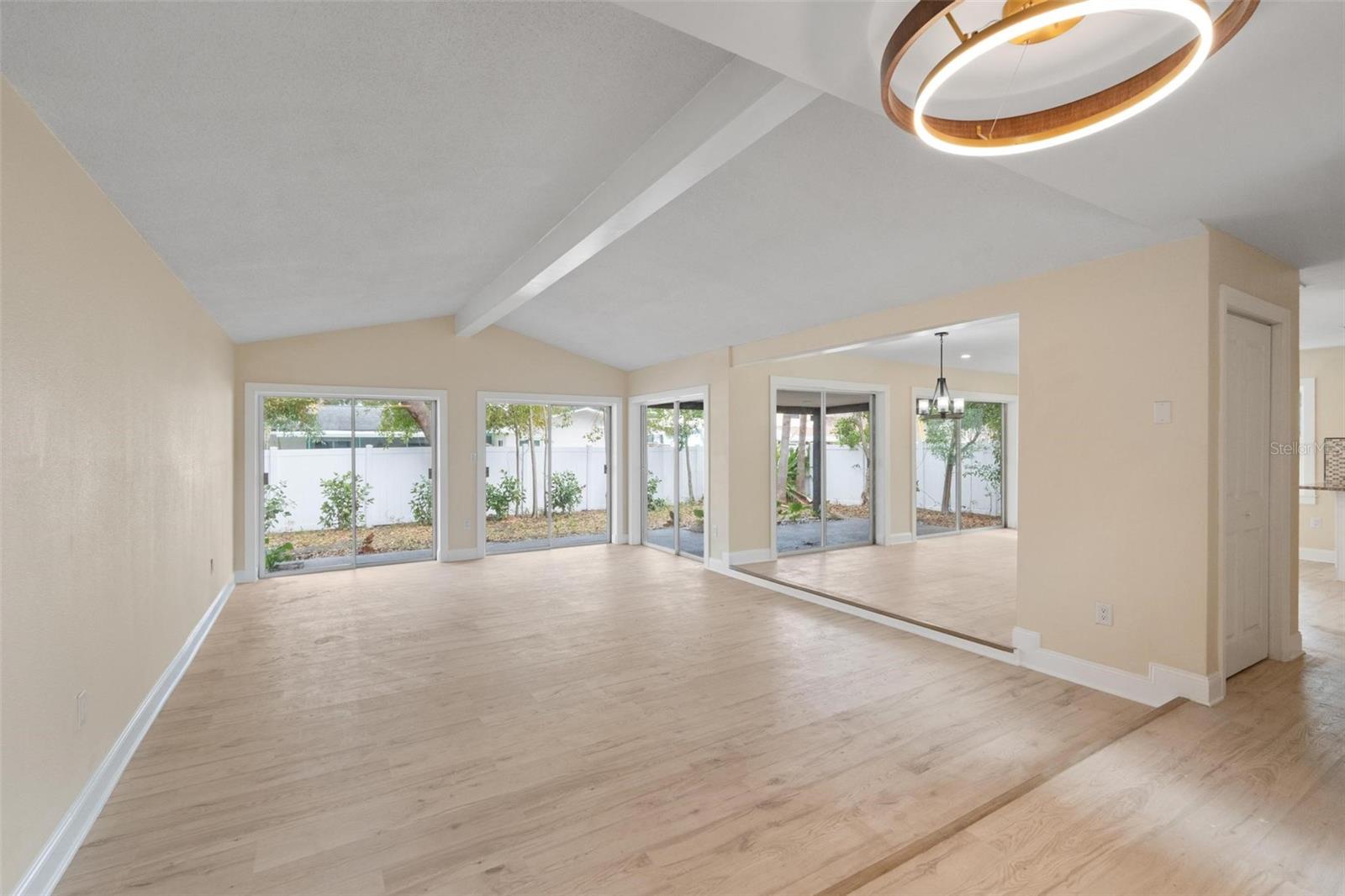 Listing photo id 7 for 1331 Viewtop Drive