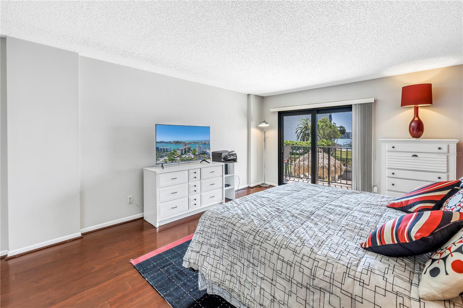 Image 11 of 55 For 650 Island Way 204