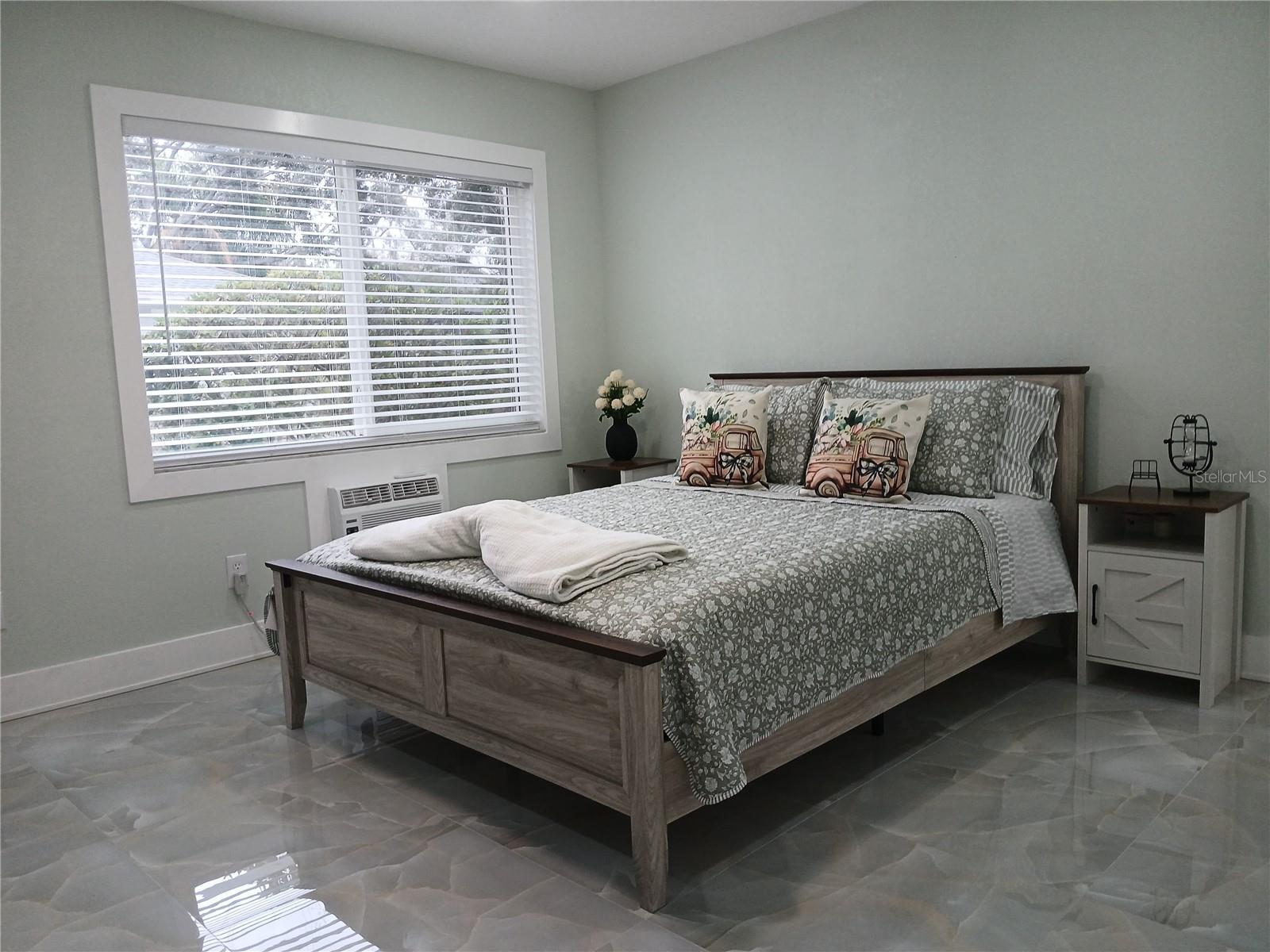 Image 4 of 22 For 4129 Dolphin Drive 1