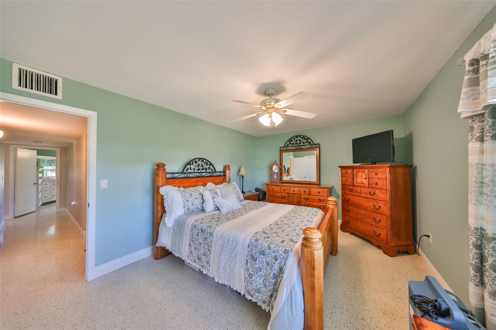 Image 27 of 52 For 607 Fox Hills Drive