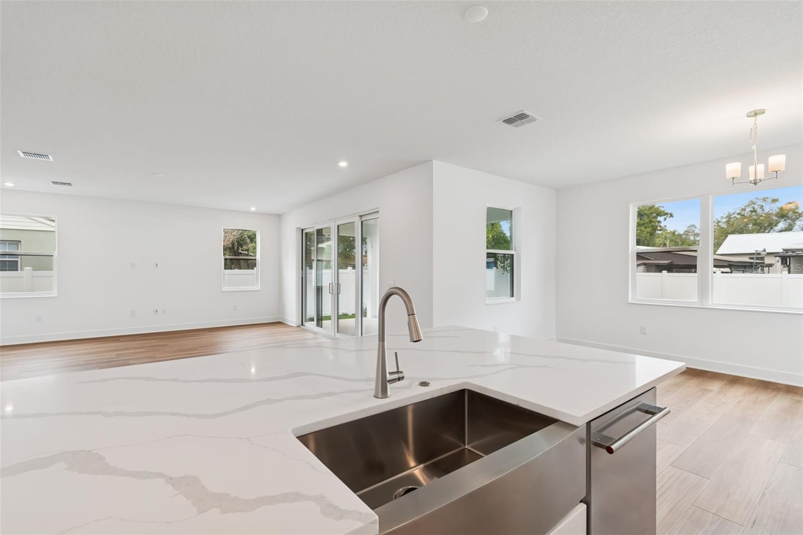 Image 16 of 53 For 804 Peninsular Street