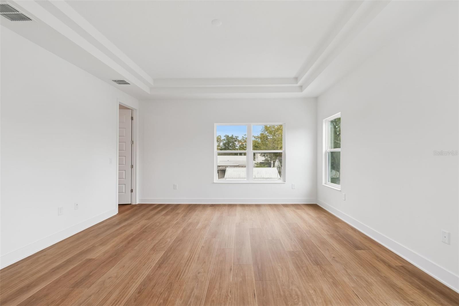 Image 33 of 53 For 804 Peninsular Street