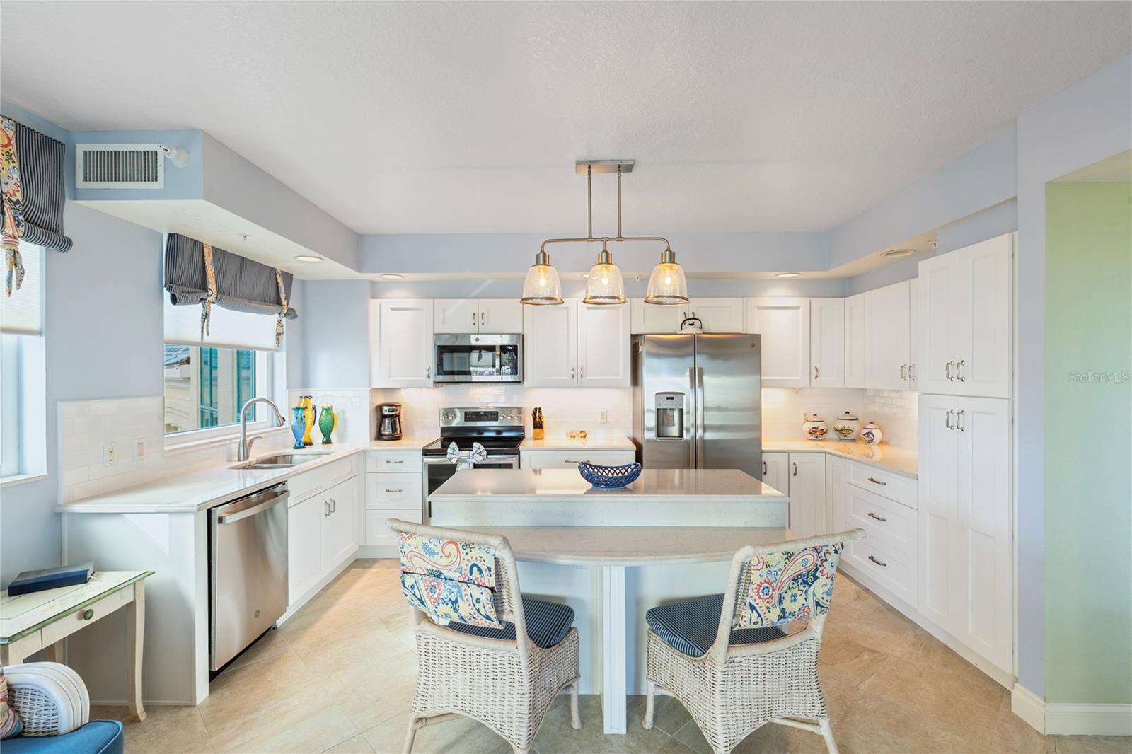 Listing photo id 16 for 1180 Gulf Boulevard 202